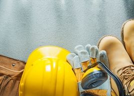 Na co zwracać uwagę wybierając kask ochronny?